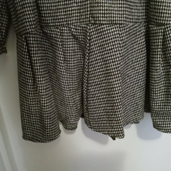 Beautiful houndstooth coat with a skirt at the back, double row of buttons... - Picture 8 of 16